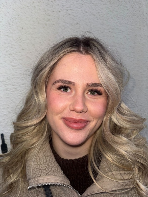 “Ich durfte bei der lieben Silke die Kombi-Schulung für Lash- & Browlifting machen und ich bin einfach nur begeistert!  Es waren zwei super schöne, lehrreiche und intensive Tage, an denen ich nicht nur wahnsinnig viel gelernt habe, sondern mich auch einfach rundum wohlgefühlt habe. Silke ist so herzlich, offen und geduldig – ich hatte von Anfang an das Gefühl, bei ihr genau richtig zu sein. Sie hat ihr ganzes Wissen mit so viel Leidenschaft und Liebe zum Detail vermittelt, dass man einfach merkt, wie sehr sie für das brennt, was sie tut. Ich konnte so viel mitnehmen und fühle mich jetzt richtig gut vorbereitet. Ich kann die Schulung bei Silke wirklich jedem empfehlen, der auf der Suche nach einer kompetenten, liebevollen Trainerin ist, bei der man nicht nur lernt, sondern sich auch menschlich total gut aufgehoben fühlt. 💗”